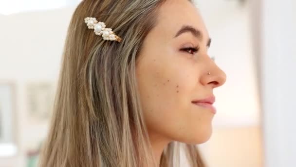 Kobieta Włosy Biżuteria Spojrzeć Lustro Aby Sprawdzić Twarz Makijaż Moda — Wideo stockowe