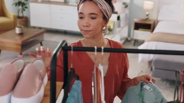 Mode Schwarze Frau Und Kleiderschrank Zum Wechseln Von Kleidung Oder — Stockvideo
