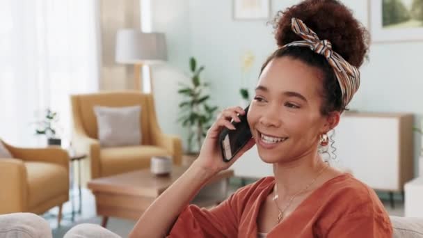 Comunicação Telefonema Mulher Feliz Sofá Sala Estar Conversando Com Rede — Vídeo de Stock
