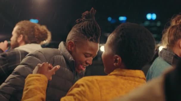 Czarna Para Taniec Pocałunek Imprezie Klubowej Szczęśliwy Uśmiech Relaks Razem — Wideo stockowe