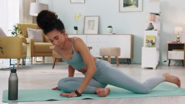 여자가 거실에서 시작하기 위하여 뻗치고 건강을 훈련하면서 균형을 라운지에서 건강을 — 비디오