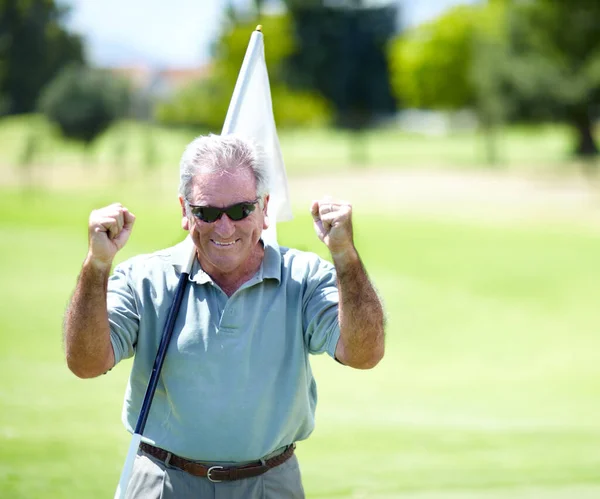 Así Hace Retrato Golfista Senior Emocionado Victorioso Sosteniendo Sus Puños — Foto de Stock