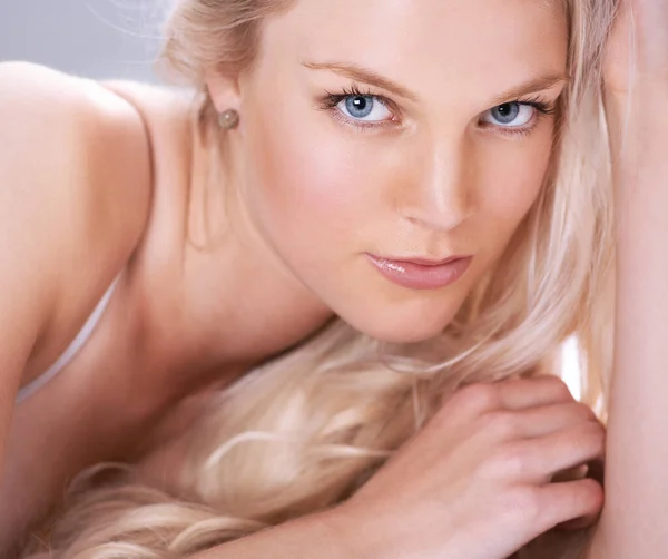Красивая Уверенная Портрет Ошеломляющей Молодой Блондинки Лежащей Рукой Волосах — стоковое фото