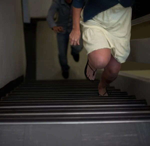 Пытаюсь Убежать Обрезанный Вид Женщины Пытающейся Убежать Нападавшего Лестнице — стоковое фото