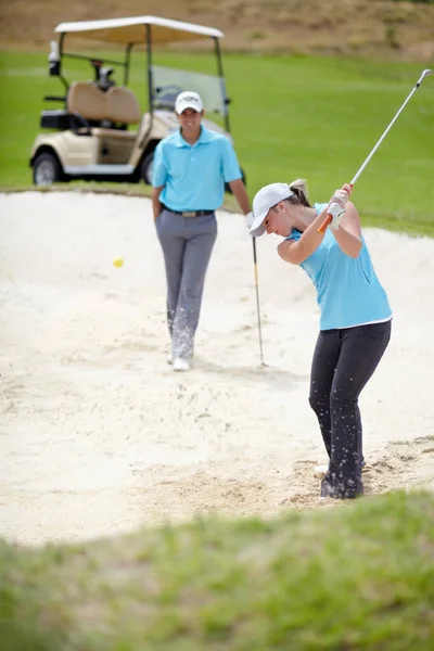 Ett Chip Från Det Gamla Kvarteret Ung Kvinnlig Golfare Flisar — Stockfoto