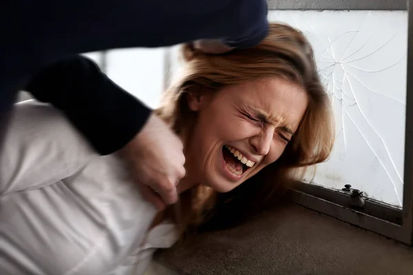 Gewaltakt Misshandelte Junge Frau Wird Von Angreifer Mit Kopf Gegen — Stockfoto