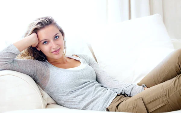 Tirar Dia Para Relaxar Retrato Uma Jovem Mulher Relaxando Seu — Fotografia de Stock