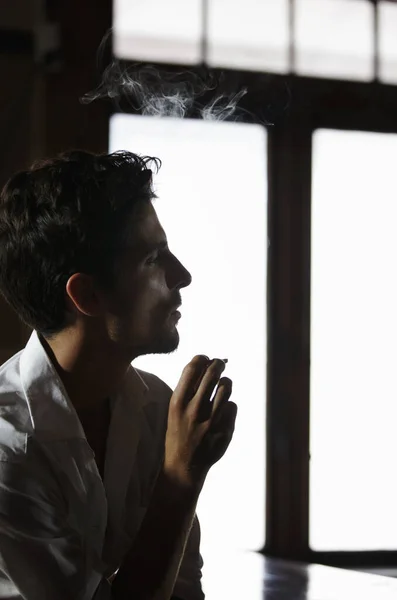 Жизни Большие Вопросы Copyspace Задумчивый Молодой Человек Курит Сигарету Темно — стоковое фото