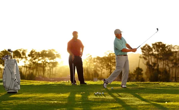 Podziwiając Jego Strzał Dwóch Mężczyzn Razem Polu Golfowym — Zdjęcie stockowe