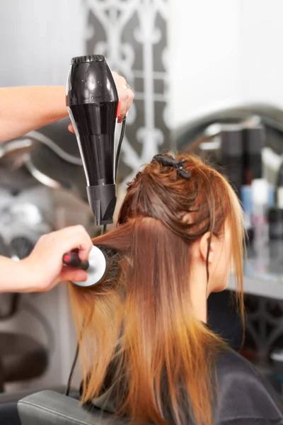 Najlepsze Pranie Suszenie Mieście Tylny Widok Kobiety Suszącej Włosy Fryzjera — Zdjęcie stockowe