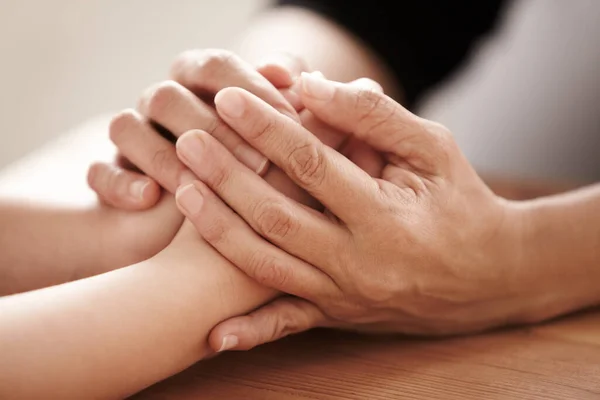 Gjorde Det Tillsammans Två Personer Som Håller Varandra Handen — Stockfoto