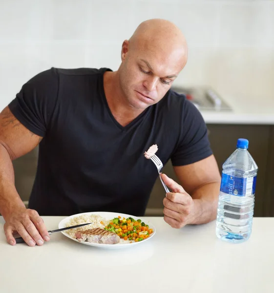 Sein Letzter Biss Ein Muskulöser Mann Isst Eine Ausgewogene Mahlzeit — Stockfoto
