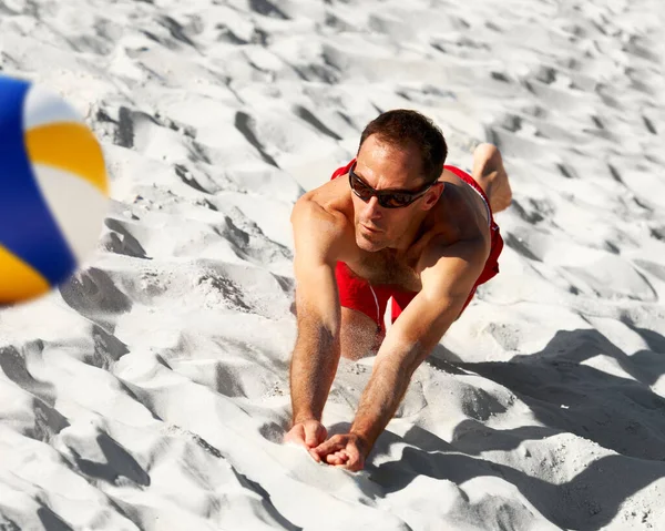 Повна Прихильність Гри Молодий Чоловік Грає Волейбол Пляжі — стокове фото