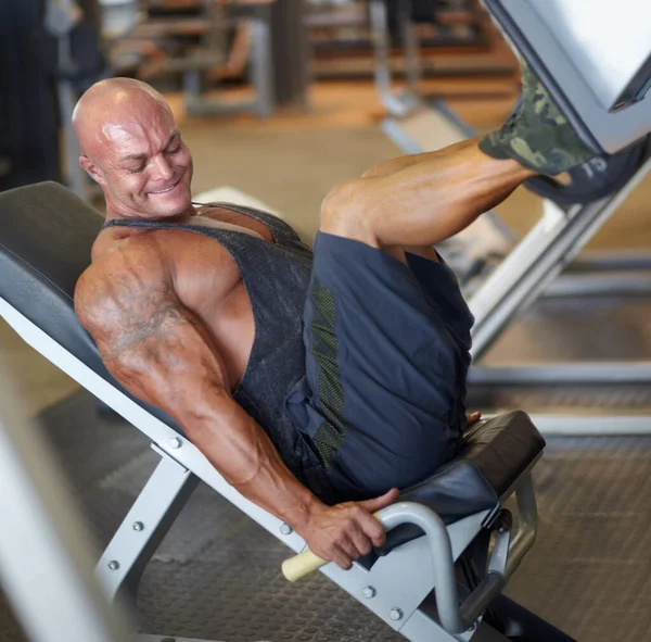 Legt Seine Beine Hinein Ein Männlicher Bodybuilder Macht Beinübungen Einem — Stockfoto