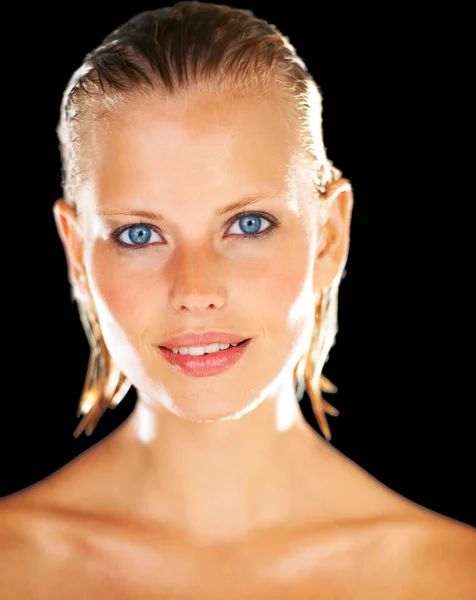Oczy Doskonałości Zbliżenie Portret Oszałamiającej Młodej Kobiety Odizolowanej Czarno Prysznicu — Zdjęcie stockowe