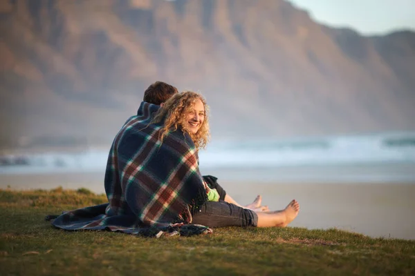 私はここにいたいのです 川岸に座っている間に毛布に包まれたかわいい若いカップル — ストック写真