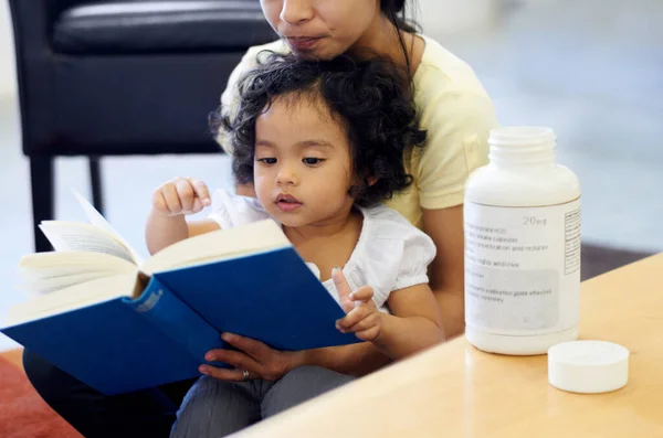 Cuento Temprano Para Dormir Una Madre Leyendo Linda Niña —  Fotos de Stock