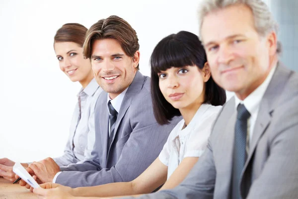 Hardwerkend Zakenteam Portret Van Een Jonge Knappe Leidinggevende Zittend Met — Stockfoto