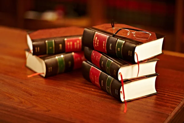 Leer Rechten Kennen Een Stapel Juridische Boeken Een Paar Glazen — Stockfoto