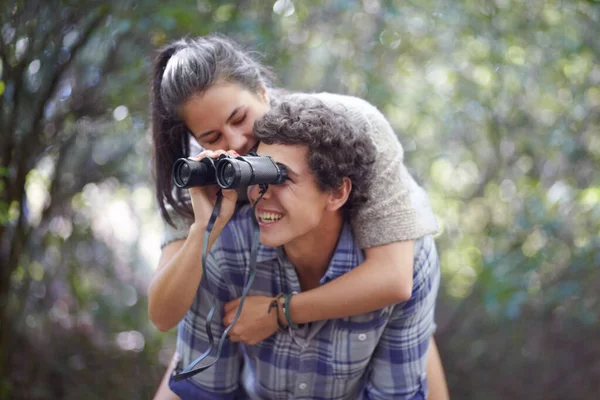 Echa Vistazo Hombre Joven Dando Novia Lomo Mientras Ella Sostiene —  Fotos de Stock