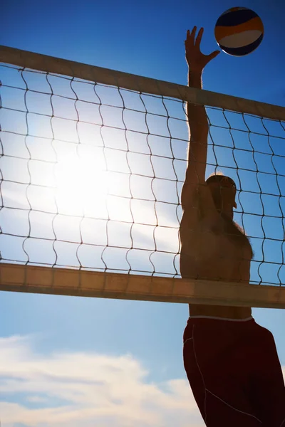 Estirándose Hasta Límite Juego Voleibol Playa Día Soleado — Foto de Stock