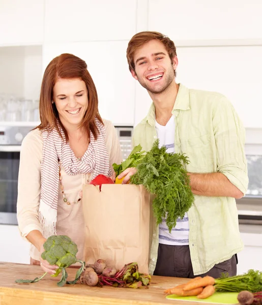 Desempacotar Compras Casal Feliz Desembalando Seu Saco Supermercado Cozinha — Fotografia de Stock