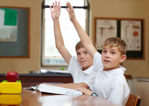 答えがある 教室で手を挙げている2人の若い男の子 — ストック写真