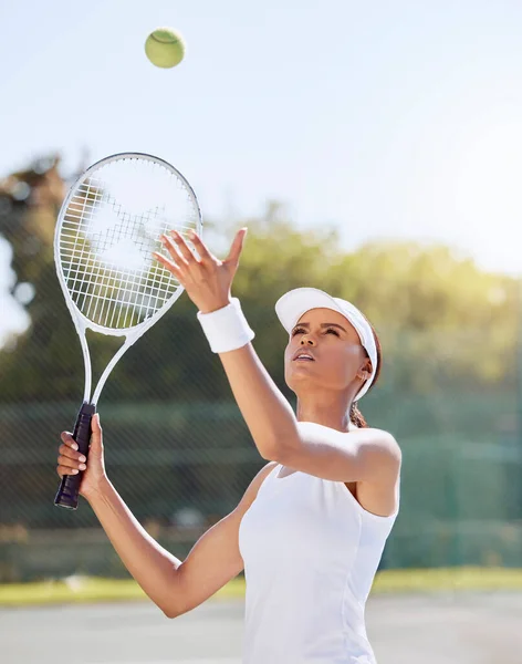 Παιχνίδι Τένις Υπαίθρια Αθλήματα Και Γυναικεία Κατάρτιση Ενέργεια Για Τον — Φωτογραφία Αρχείου