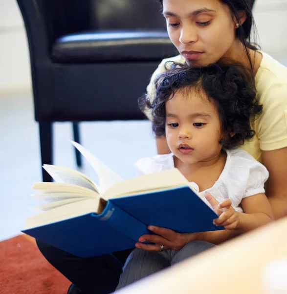 Erken Bir Masal Küçük Tatlı Kızına Kitap Okuyan Bir Anne — Stok fotoğraf