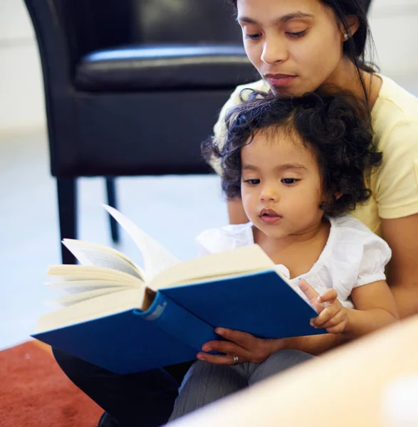 Cuento Temprano Para Dormir Una Madre Leyendo Linda Niña —  Fotos de Stock