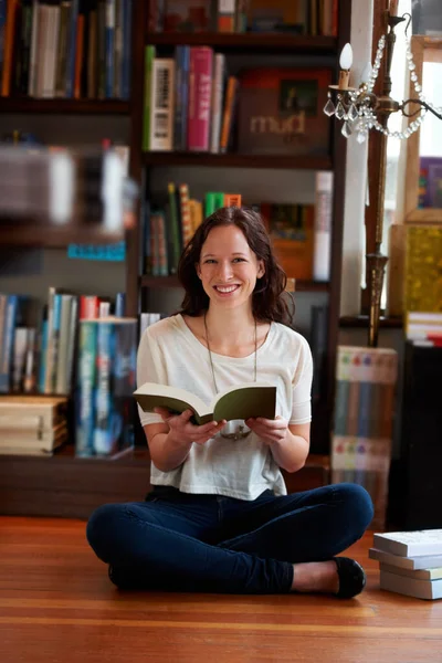 Too Many Books Little Time Portrait Young Woman Sitting Cross — Stock Photo, Image