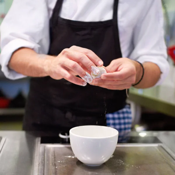 Est Artiste Dans Cuisine Chef Prépare Soigneusement Repas Gastronomique — Photo