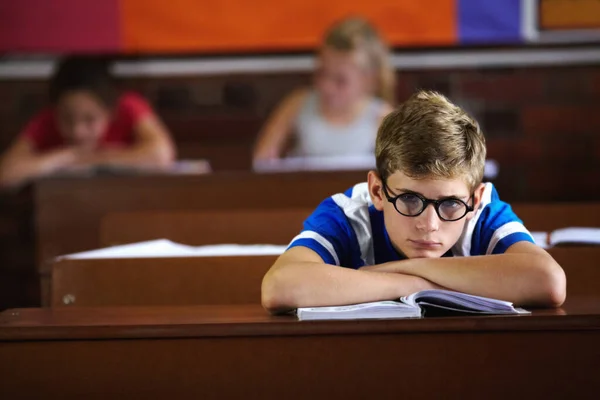 学校を卒業 教室で退屈と克服を感じる若い男の子 — ストック写真