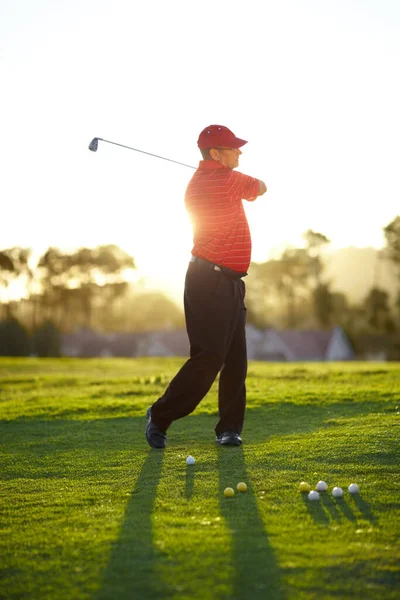 Melhor Praticar Meu Swing Antes Começarmos Golfista Masculino Passando Por — Fotografia de Stock