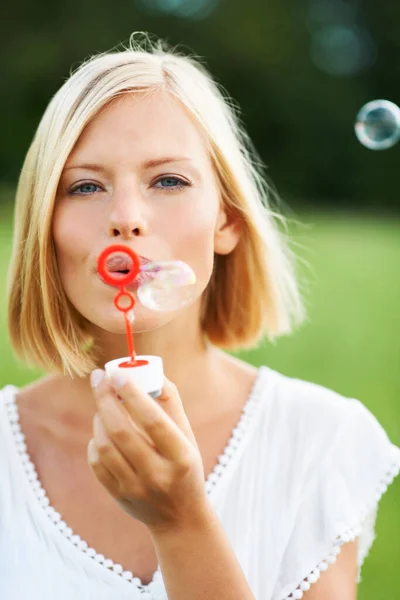 Mira Todas Las Burbujas Linda Mujer Joven Soplando Burbujas Jabón —  Fotos de Stock
