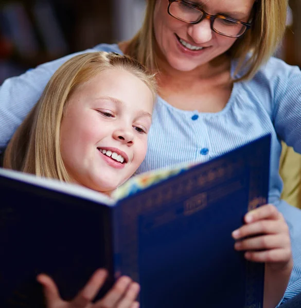 Lezen Oefent Hersenen Een Schattig Jong Meisje Zit Naast Haar — Stockfoto