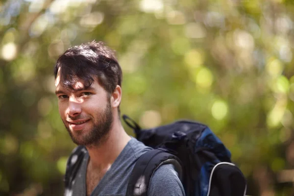 新鮮な空気を楽しんでください 森の中をハイキングしながらリュックを背負った青年の肖像画 — ストック写真