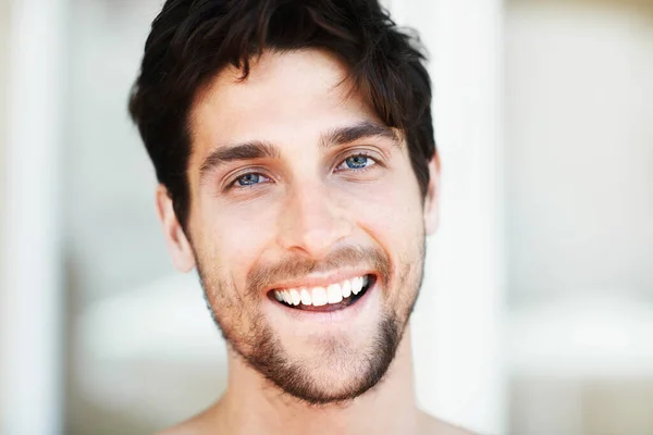 Wat Een Mooie Glimlach Aantrekkelijke Jonge Man Lachend Kijkend Naar — Stockfoto