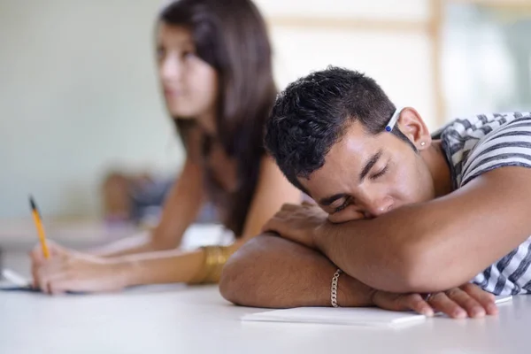 Épuisé Dans Dernière Période Jeune Homme Ethnique Dormant Classe Lors — Photo