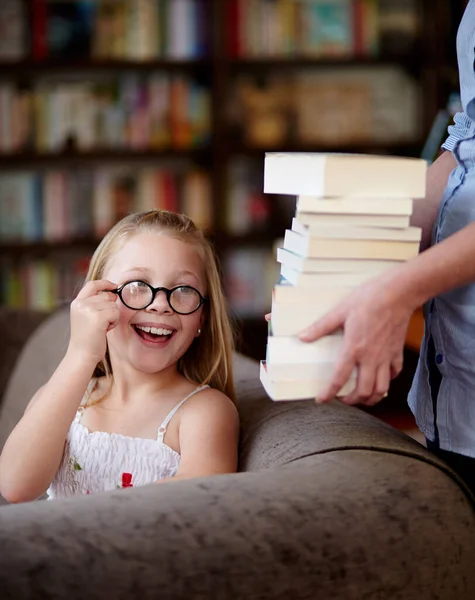 Een Boekenwurm Een Schattig Klein Blond Meisje Glimlachen Als Iemand — Stockfoto