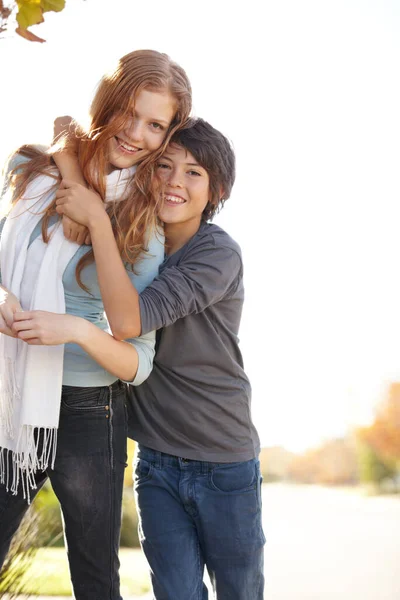 Avrà Sempre Amore Sua Sorella Ritratto Ragazzo Con Braccia Intorno — Foto Stock