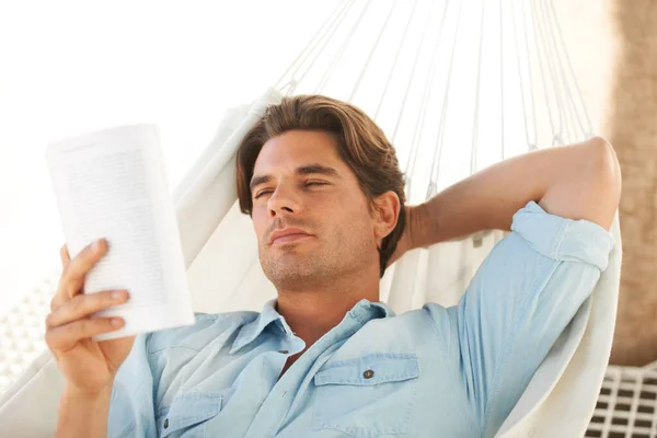 Haciendo Una Lectura Relajante Joven Reclinado Una Hamaca Mientras Lee — Foto de Stock