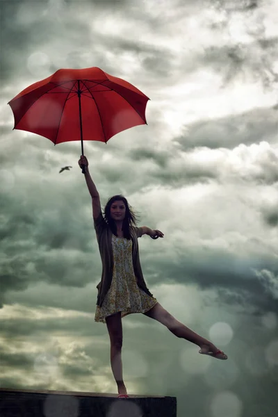 Milost Bouřích Života Roztomilá Mladá Žena Drží Deštník Zatímco Stojí — Stock fotografie