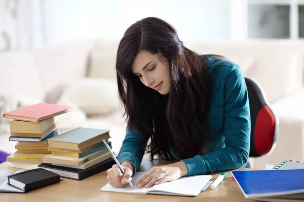 Una Studentessa Concentrata Attraente Giovane Studente Seduto Una Scrivania Studiare — Foto Stock