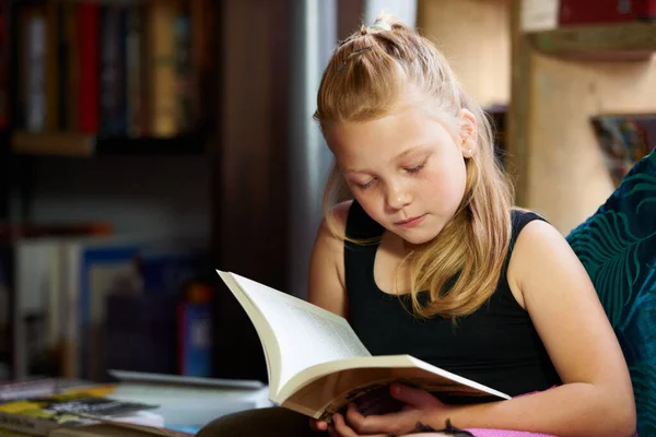 Studeert Ijverig Een Schattig Blond Meisje Ontspannen Lezen Bank — Stockfoto