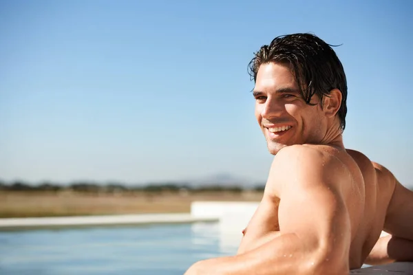 太陽の下で一日を楽しむ プールの端にもたれているセクシーな若い男の肖像画 — ストック写真