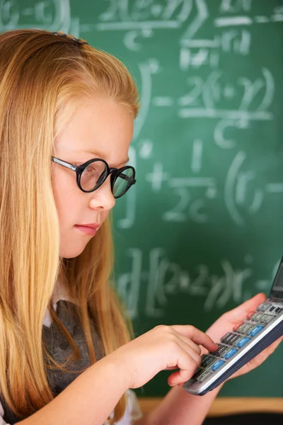 Complexe Wiskundige Problemen Oplossen Een Schattig Blond Meisje Met Behulp — Stockfoto