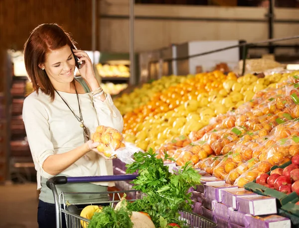 Ndirimli Biraz Alayım Markette Telefonla Konuşan Genç Bir Kadın — Stok fotoğraf