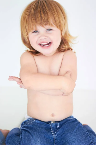 Blij Een Schattige Baby Glimlacht Gelukkig Met Haar Armen Gevouwen — Stockfoto