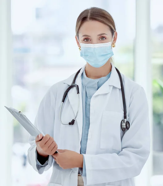 Orvos Kovid Kórházi Portréban Egészségbiztonsági Előírások Betartása Egészségügyi Szakember Arcmaszkkal — Stock Fotó